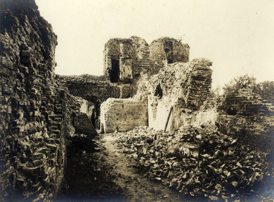 94572 Gezicht in de ruïne van kasteel De Haar te Haarzuilens (gemeente Vleuten).N.B. De gemeente Vleuten is per 1 ...